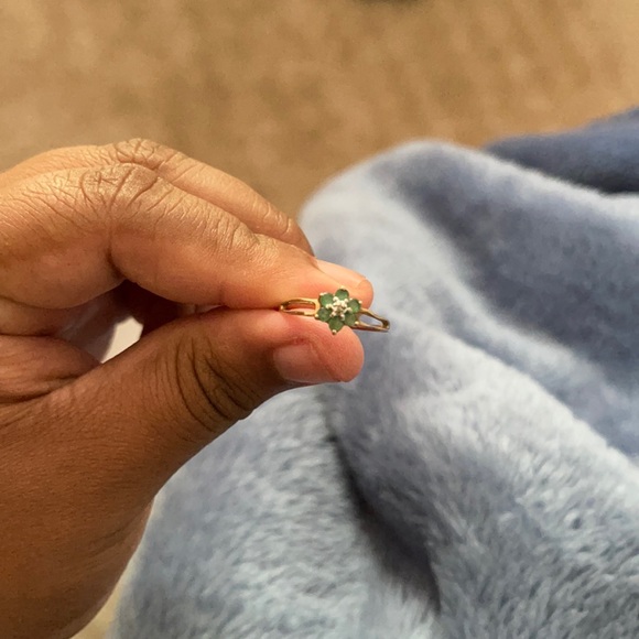 10k Gold Emerald Ring - Picture 7 of 9